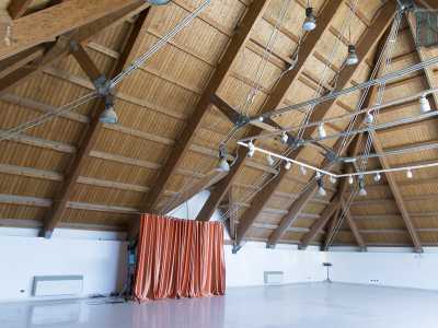 Saliamo ancora, raggiungendo l'ultimo livello dell'edificio: il grande sottotetto, riconoscibile dalla struttura in legno scuro che gli fa da soffitto